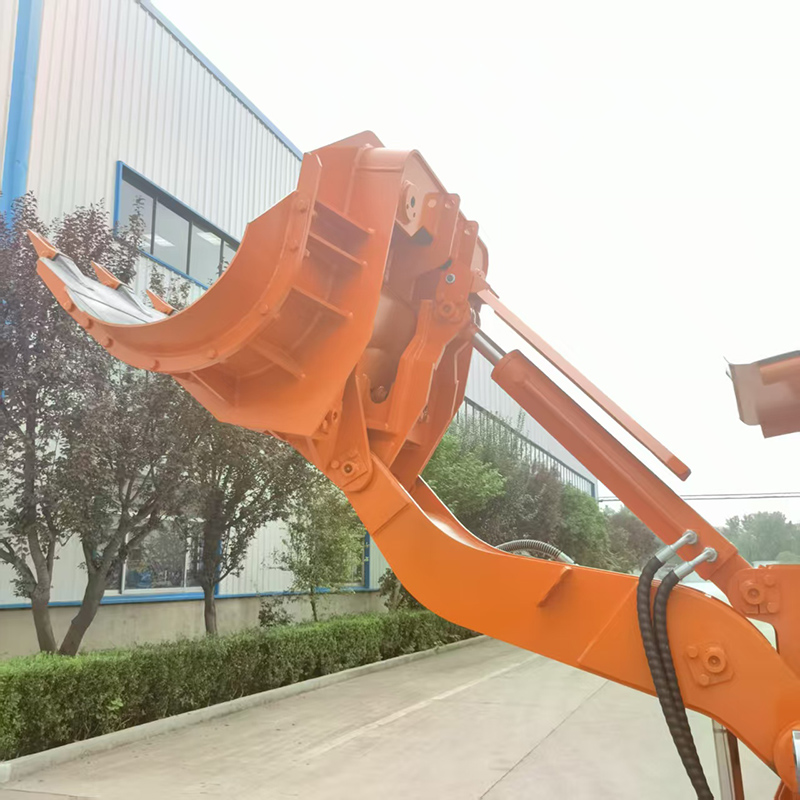 Chargeuse de roches à déchargement latéral efficace