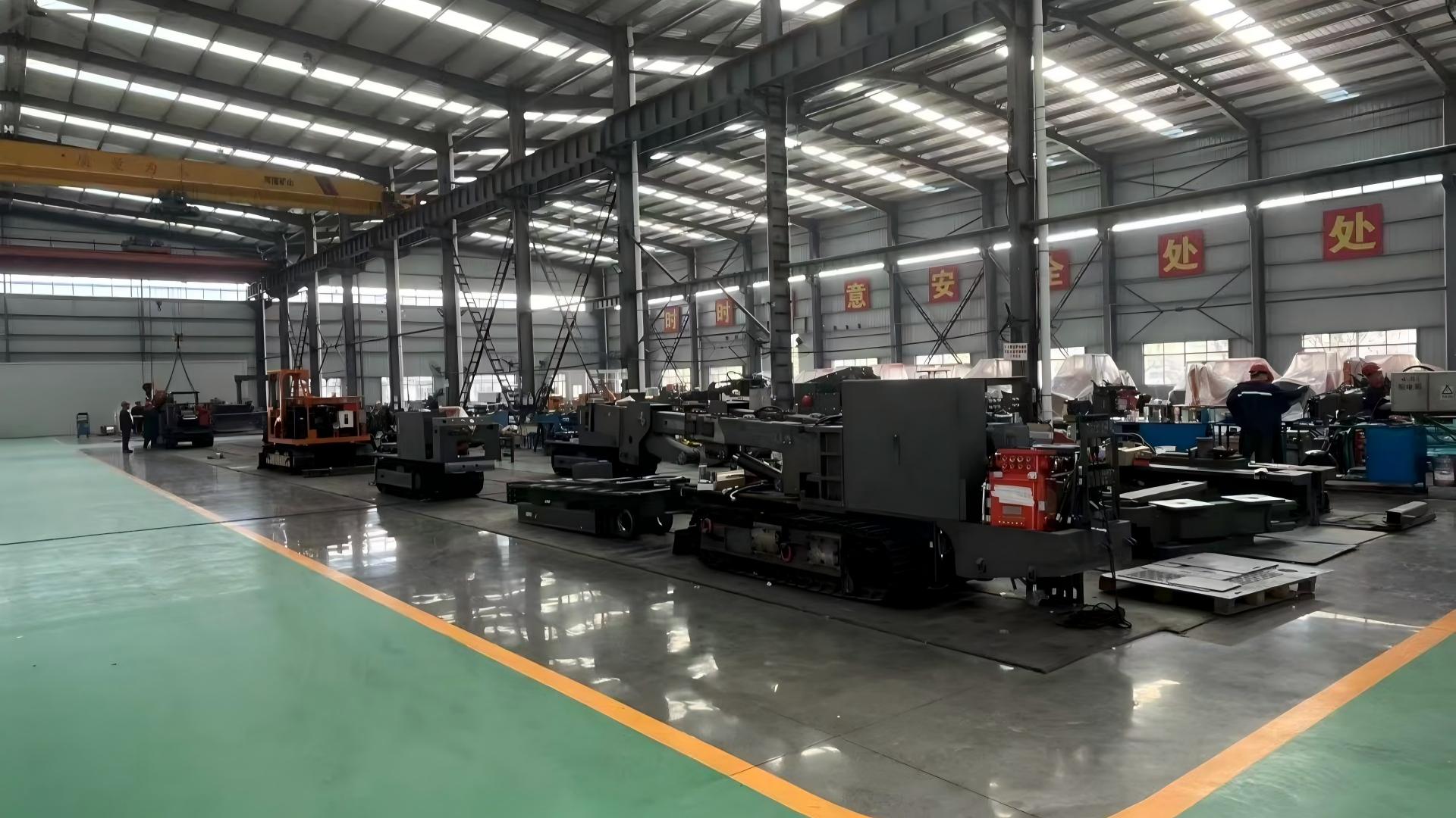 Carregador de rochas para descarga lateral em mina de carvão