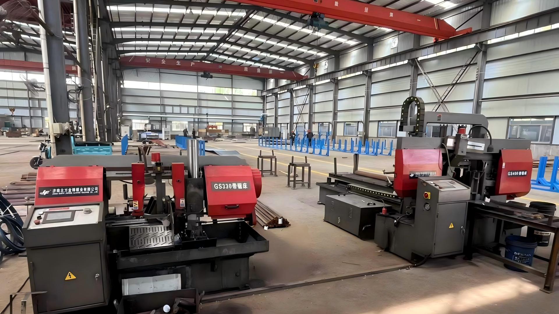 Carregador de rochas para descarga lateral em mina de carvão